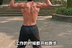 重庆70岁大爷坚持健身几十年，实现“逆生长”，满头乌黑发、一身腱子肉#你怎么看 #健身 #万万没想到视频封面