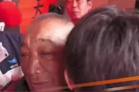 3月23日，江西宜春，越发刚6岁走失，23年后回国认亲，认亲现场爸爸抱着他一直流泪，第一时间拉着他的手去见外公外婆。#越发刚 #越发刚寻亲 #越发刚回家了 @抖音短视频 @DOU+小助手视频封面
