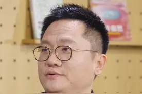 华大 CEO尹烨回应做生意的问题时，他表示不管是科普，还是珠峰上直播，都是为了挣钱，毕竟研究院需要利润支持，“这就是理直气壮的销售”。#尹烨教授硬核科普视频封面