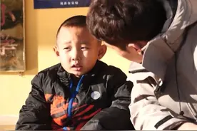 #每日面孔 | 3年前因“我憋着没哭”感动网友的男孩，受资助后成绩优异：以前想当个捡垃圾的，现在想努力改变人生！加油！视频封面