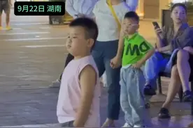 小孩哥双手插兜看别人跳舞 下一秒气场全开挑战对手 网友：看这插兜的姿势就知道不一般#会跳舞的小孩有多酷 #萌娃跳舞 #小学生街头斗舞名场面 #萌娃 （来源：@法治进行时 ）视频封面