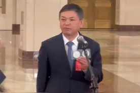 生态环境部部长黄润秋：十年间PM2.5滤膜从黑变白 北京的蓝天也渐成常态视频封面