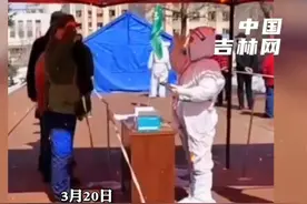 3月20日，#吉林#辽源核酸检测点，大爷穿旧军装排队时，掷地有声向大白敬礼表达感，下一秒收到大白敬礼回应。网友:最朴实的表达，向你们致敬。@G大壮壮 #2022坚决打赢吉林疫情阻击战 视频封面