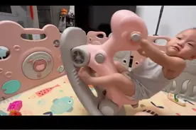  幸好点了暂停！萌娃玩“摇摇车”越摇越大胆最终翻车@DOU+小助手 视频封面