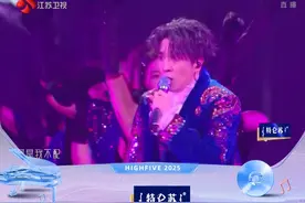 薛之谦《刚刚好》 #薛之谦大型跨年蹦迪现场  #薛之谦是跨年的气氛仙子吧  @薛之谦 深情演绎《刚刚好》，他用略带沙哑却无比温暖的嗓音开启了这场情感旅程，让我们在喧嚣与繁华中，静下心来与过去和解，带着这份释然迈向新的一年。#跨过2024  #抖音美好跨年季  #江苏卫视跨年视频封面
