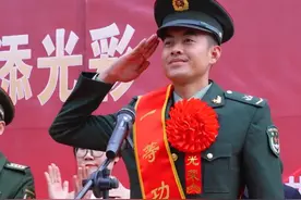 毕业入伍不到1年立一等功，覃文旭为我军实现“零的突破”，一等功臣喜报敲锣打鼓送到家。（剪辑：魏莱）视频封面