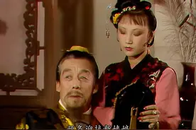 秋桐打扮得花枝招展的贾赦瞧不上，偏偏看上了贾母的大丫鬟鸳鸯视频封面