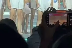 高校男生T台裸上身走秀，网友：瘦得像“排骨”……@DOU+小助手 视频封面