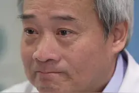 “天使爷爷”在人间！全国人大代表，河南省汝州金庚康复医院院长宋兆普，在16年间和团队共救治全国脑瘫患儿超18000名。61岁满头白发的他 ，回忆来时路哽咽落泪。宋兆普说，看到孩子们活蹦乱跳喊他“爷爷”时，一切的付出都值得！#宋兆普 #宋兆普院长 #宋兆普16年间和团队共救治全国脑瘫患儿超18000名 #宋兆普老中医视频封面