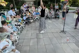 “婴儿车友会”集合！#退休幼师每天在小区上早教课 ，宝宝们全情投入萌翻了！饶老师：大家很喜欢，我也很开心！赠人玫瑰手留余香。（来源：@华华666 @小红帽的小可爱 ）视频封面