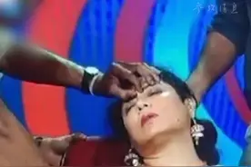 印度女主播因高温直播时昏倒 瘫在椅子上 工作人员忙为其扇风解暑#印度 #女主播 #昏倒 #中暑 #高温视频封面