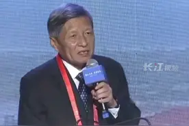 西安交大王树国校长回应雨中演讲书记为他撑伞：“互帮互助是传统美德”。视频封面