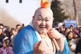新疆伊宁，社火展演，社区主任扮演太乙真人。网友：让你模仿没让你超越。#哪吒2票房突破100亿  #太乙真人  #全抖音祝贺哪吒2票房百亿  #哪吒2总观影人次突破2亿 #社火视频封面
