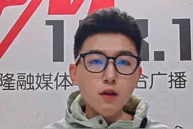 四川教师脚踩32次当众虐猫！ 3月19日，多名网友发文曝光称，四川省资中县第一中学有工作人员公开杀猫，此事引起广泛关注。 #资中一中 #四川 #虐猫 #主播说新闻视频封面