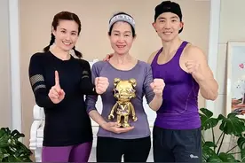 #刘畊宏老婆直播间为妈妈征婚，说完小脸通红，这一家人太可爱了#王婉霏 视频封面