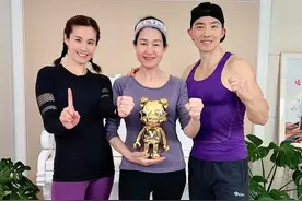 #刘畊宏老婆直播间为妈妈征婚，说完小脸通红，这一家人太可爱了#王婉霏 视频封面