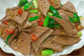 猪肝要怎么做才会又香又嫩呢，这个做法你可要看好了，让你在家炒的猪肝鲜香滑嫩又入味#爆炒猪肝 #美食 #美食教程 #抖音美食推荐官 #内容启发搜索 @DOU+小助手视频封面