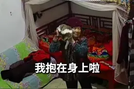 91岁奶奶家中突然迎来一只小猫，通过监控与孙女分享这份快乐。#治愈 #可爱 #秀我中国视频封面