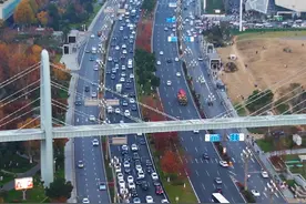 武汉最宽大道高新大道， 全长约21公里，双向十14车道，最宽处达140米，集前沿科技与绿色生态于一体的大道，沿路名企聚集，被称为“千亿大道“你走过这条路吗？#航拍城市风景 #高新大道 #科技 #武汉城建视频封面