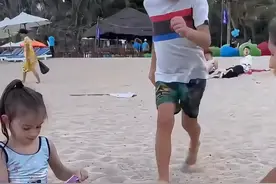 这个熊孩子实在太坏了 #人类幼崽 #沙滩🏖 #沙滩上的萌宝视频封面