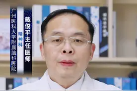 盐酸帕罗西汀服用期间需要注意什么？ #涨知识 盐酸帕罗西汀用于治疗各种类型的抑郁症，包括伴有焦虑的抑郁症及反应性抑郁症，服用盐酸帕罗西汀期间应注意以下情况：
1、在服药期间就医时，告诉医生、药师及护士，您正在服用此药。
2、在了解本品对您的影响前，避免驾驶汽车或操作机器。
3、服药期间应避免饮酒。
4、使用可能会减慢您行动速度的药物前，请咨询医生。
5、本品可能会增加骨折和出血的几率。如有疑问，请咨询医生。
6、如果您年满65岁，请谨慎服用本品。
7、本品可能会影响精子质量，导致一些男性的生育能力受到影响，如果您有生育需求请告知医生。
8、在药物最初治疗的数月内，及增加或减少剂量的时候。当患者的抑郁症状持续恶化，出现自杀意念和行为时，应及时汇报主治医生。
9、使用本品治疗时，可能发生5-羟色胺综合征，尤其是在与其他可能作用于5-羟色胺递质系统的药物合用时。
10、服药前几周内可能会出现静坐不能，表现为烦躁不安和精神运动性兴奋。温馨提示：如果服药期间出现不适反应，要及时去医院寻求专业医生的帮助。#硬核健康科普dou来说 @创作灵感小助手视频封面