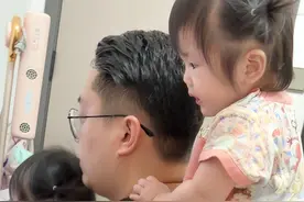 女儿对爸爸的依赖是与生俱来的吗？ #女儿是爸的小棉袄 #爸爸带娃 #萌娃日常 #双胞胎视频封面