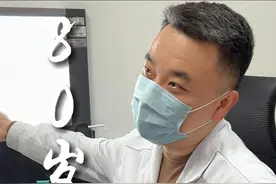 上海长征医院诊室故事 门诊来了位80岁粉丝，主任：能看懂视频我很开心#骨科 #医生日常 #诊室日常 #医者仁心 #医院趣事视频封面