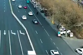 临河区实行双向“绿波带”通行新模式，7分30秒可通行金川大道，12分29秒可通行新华街（拍摄剪辑：刘昕和）#一路绿灯  #绿波速度  #交通出行  #红绿灯视频封面