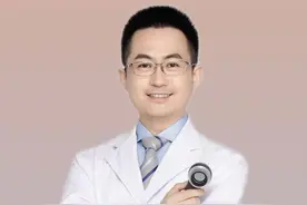 脚底板发白还很臭，很多小孔像蜂窝，不是脚气，当脚气治不管用 #抖出健康知识宝藏 #抖音知识年终大赏 #医疗健康创作训练营 #脚气 #窝状角质松解症视频封面