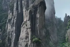 世间最危险的‘蛇’身，风化中挺立不倒，却被人为打入26枚岩钉？#三清山巨蟒峰 #航拍下的中国 #内容启发搜索视频封面