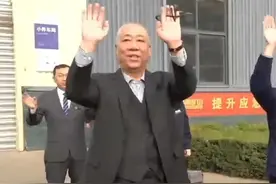 河南矿山集团老板崔培军花近千万请4000名员工父母旅游，70多辆大巴车缓缓驶出大门，崔培军和员工挥手欢送视频封面