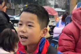开学第一天“拿抓”暗号接头成功！截至2月17日，《哪吒2》票房成绩已冲进全球影史 TOP10，连#小学生接头暗号也已经变成哪吒rap  了。今天成都#小学开学秒变哪吒同好会 。你家娃是不是也加入了“哪吒大军”？#媒体精选计划视频封面