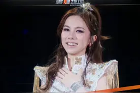 8月22日晚，@GEM鄧紫棋  在北京鸟巢进行第一场个人演唱会，一开场她就哽咽道：“我现在的这个角度，可以很清楚地看到我们的国旗，每次看到国旗都感动得想哭，但同时，每次看到国旗，也都充满了力量！”#邓紫棋  #演唱会  #五星红旗  #爱国 #北京dou知道 @抖音短视频 @DOU+小助手视频封面