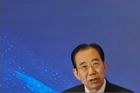 【#吴海龙大使  ：当美国错误对华战略再三撞了南墙，也许能开点窍】第八届太和文明论坛国际关系分论坛9月20日在北京举行。中国公共外交协会会长吴海龙大使在主旨演讲中说，当美国西方错误的对华战略和政策一而再、再而三地撞了南墙以后，也许会做些反思，也许能开点儿窍。视频封面