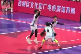 三名四川小球员亮相WCBA全明星赛
12岁小孩姐 1v2 燃爆全场
一记梦幻脚步晃开两名男孩
#12岁女篮小将惊艳全场 #12岁女篮小将梦幻脚步燃爆全场视频封面