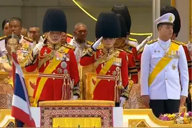 72岁泰王举行盛大阅兵仪式，场面壮观王子王后霸气出场 #泰国国王视频封面