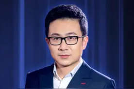 有网民反映，山西某村主任开挖掘机撞倒村民。当地成立调查组，经核查，挖掘机驾驶员并非村主任#官方辟谣村主任开挖机撞倒村民 @抖音短视频 @DOU+小助手视频封面