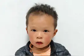 濮阳市寻亲：3岁男孩被救助，穿橘色条纹T恤、黑色棉衣图片