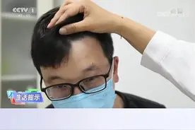 医生表示，20岁以前有白头发的人群大部分是遗传因素导致，目前没有任何有效的干预手段。25-40岁人群如果在半年到一年内逐渐出现大量白头发，主要和后天不良习惯有关，如熬夜、久坐、工作压力大、焦虑等，建议调整休息。此外，一些临床疾病也会导致白发，比如甲状腺疾病、血液病、肿瘤性疾病、免疫性疾病。#关注   #热点   #科普   #涨知识视频封面