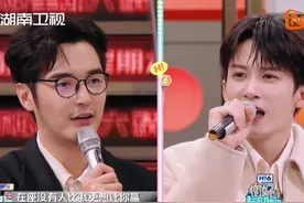 #金世佳让朱嘉琦少说点  队长换人环节时，@檀健次  正在表明身份，@朱嘉琦z  跳出来指认大哥可能是小老鼠，没想到差点反被#金世佳  换出去，原因竟是因为“话太多了”，就这么上了队长的“嫌疑人名单”！视频封面