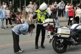 交警早高峰护送考生去考场，高考女生感恩鞠躬致谢。 #2024高考 #大连交警视频封面