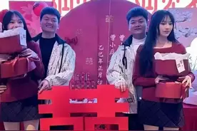 湖南双胞胎姐妹和双胞胎兄弟订婚后续：女方年仅18岁 可办婚宴不能领证 媒人称自己是女孩的干妈  男孩的表嫂民政局：办订婚宴或举办婚礼属地方风俗  无法律上的年龄限制视频封面
