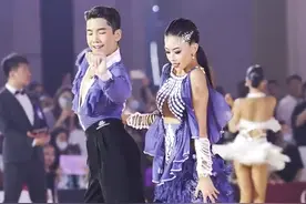 #王崇墨李茉晗 心心念念的#墨茉 终于见到真人啦，瞬间变成小迷妹视频封面