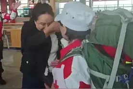 #缅甸友人机场看到中国救援队落泪  3月30日，中国红十字国际救援队在昆明机场候机时，一位缅甸友人周女士和救援队乘坐同一趟航班，得知中国红十字国际救援队即将奔赴缅甸救援后，她感动落泪！周女士的家乡是缅甸曼德勒省，受灾严重，她要回家看望亲人。祝福中国救援队平安归来！（工人日报记者 窦菲涛）#缅甸地震 #中国救援队视频封面