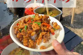 《河畔食笺：钓竿垂落处，烟火与云絮共徘徊》 正午的溪流把阳光揉成碎金，我支起铸铁灶，看蓝焰在松柴间跳起圆舞曲。钓竿仍斜倚青石守望粼粼水纹，这厢锅铲已与山风合奏——新宰的跑山鸡斩作雀舌大小，在滚油里翻炒出山野的欢腾；土鸡蛋裹着晨采的野山椒，像片片朝霞跌入琥珀色的湖泊。自酿的霉豆腐卧在粗陶碗里，乳色褶皱里藏着60天发酵的月光，佐以脆生生的贡菜，泼上滚烫的辣子，便听见整个春天在齿间清脆作响。
炊烟袅袅攀上柳梢时，钓线忽然震颤如琴弦。不必急着收竿，且任鳜鱼在倒影中逡巡，此刻柴火噼啪应和着云雀清啼，铁锅里的浓香漫过芦苇丛，竟惊醒了沉睡的蒲公英。风起时，漫天绒絮与蒸腾的热气纠缠着，将这场即兴的野宴写成寄给山神的信笺，而岸边新折的野薄荷，正把七分烟火气酿成三寸月光。#内容启发搜索 #老坛酒米 #春天的第一场钓鱼视频封面