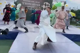 #呼和浩特 蒙古族第二幼儿园毕业典礼，家长们齐跳蒙古舞震撼全场，网友：没点才艺不敢送娃去幼儿园#内蒙古#铸牢共同体中华一家亲视频封面