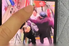 佳木斯一女子下电梯时遭人持刀捅刺，路过大爷见义勇为用身体帮忙挡刀。警方：持刀伤人女子患有精神疾病，已被妥善安置。#故意伤人 #见义勇为 #女子遭人持刀捅刺大爷用身体挡刀视频封面