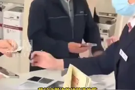 银行转账被限额，“一万多要搞几天”，男子怒问“钱到底是谁的？”银行回应。视频封面