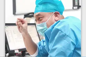 女生上颌骨突出+下颌骨后缩+嘴凸，不想做正颌，拿视频询问放假体是否合适？会不会滑下去？#正颌 #诊室日常 #医学科普 #健康科普 #上海九院视频封面