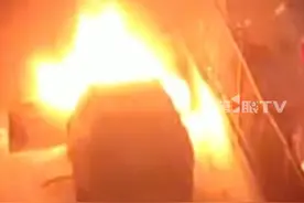 小车在车库里突然冒烟，车主怕引燃邻居车辆，迅速开到室外空旷地，随后利用安全锤逃生，几分钟时间车辆燃起熊熊大火，所幸无人员伤亡。#电车自燃 #新能源汽车自燃 #自燃车辆 #机智车主视频封面